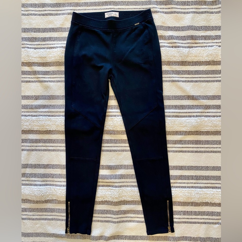 Women’s size small Abercrombie & Fitch pants. Navy. Perfect condition!